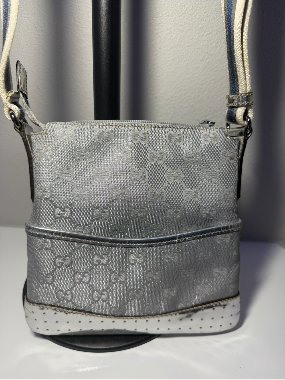 Silver Gucci crossbody with adjustable strap for a shoulder bag w COA & Dust Bag